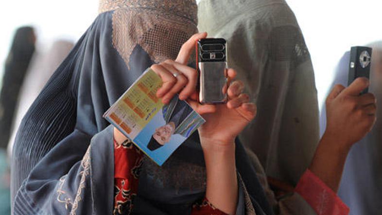 Afganistanske ženske obsojajo poseganje v pravice žensk.