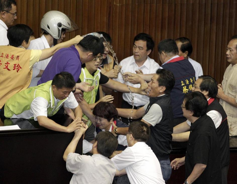 parlament pretep poslanci