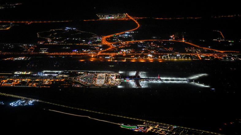 nočni pogled na letališče v Omanu