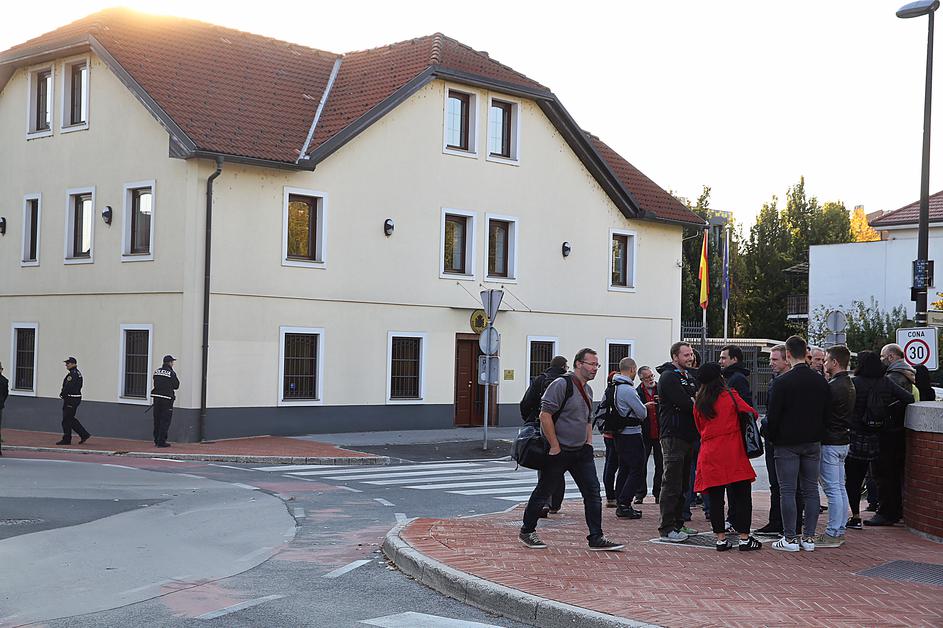 Zbiranje pred šansko ambasado