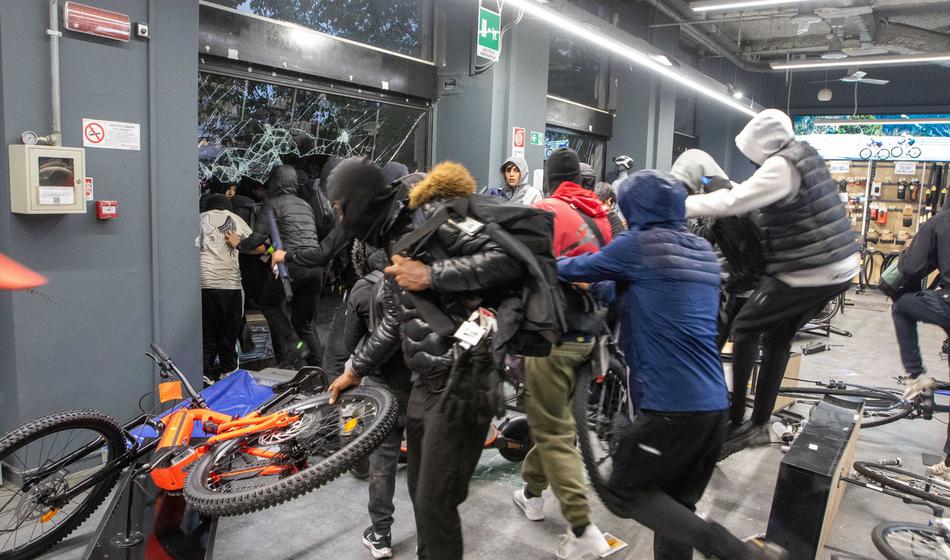 Italija po izgredih pošilja vojsko na ulice in viša kazni