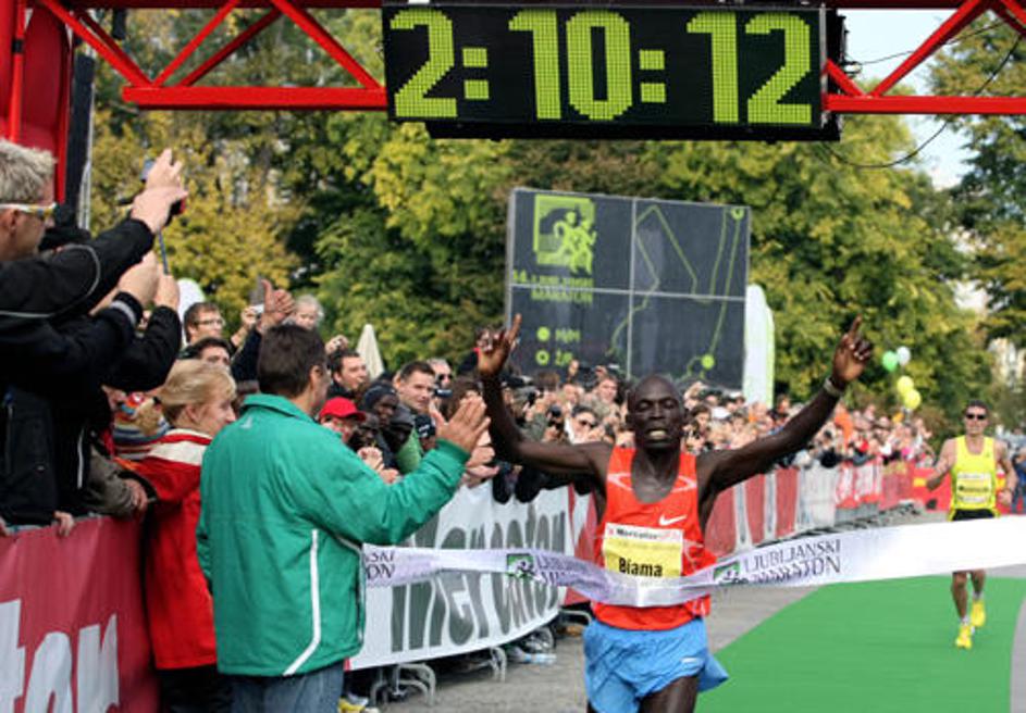 Zoran Janković, ki podeljuje "petko" zmagovalcu Williamu Biami. © Saša Despot