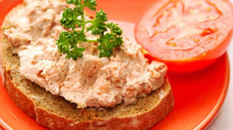 Tunino pašteto ponudite s kruhom.