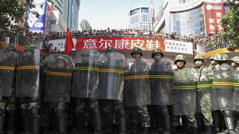 Vojaška policija je ob izbruhu protestov zablokirala ulico v Urumqiju.