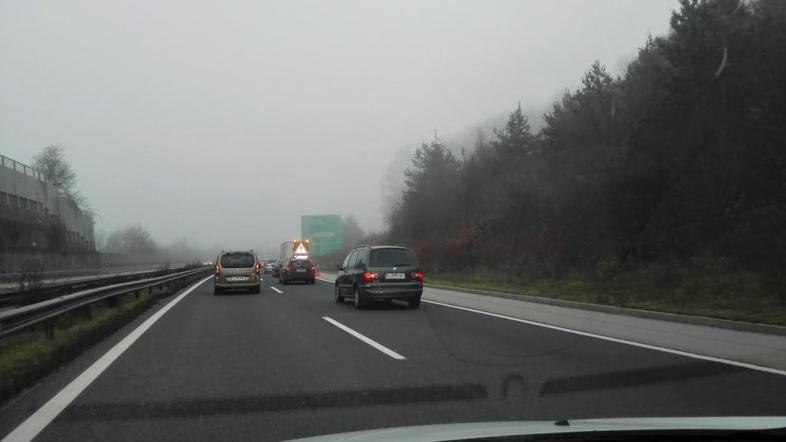 Tovornjak ob avtocedsti