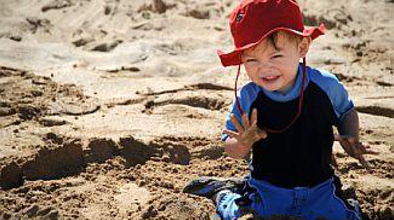 ''Otrok od desete do pete ure ne sme biti na soncu.''