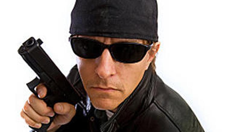 Najprej oropal banko, potem pa delil denar med mimoidoče na ulicah Riminija.