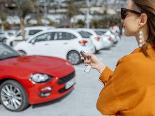 Nakup avta dekle voznica