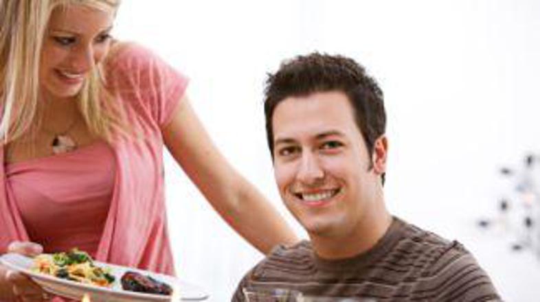 Čedna ženska in poln krožnik. Ne bo pobegnil.