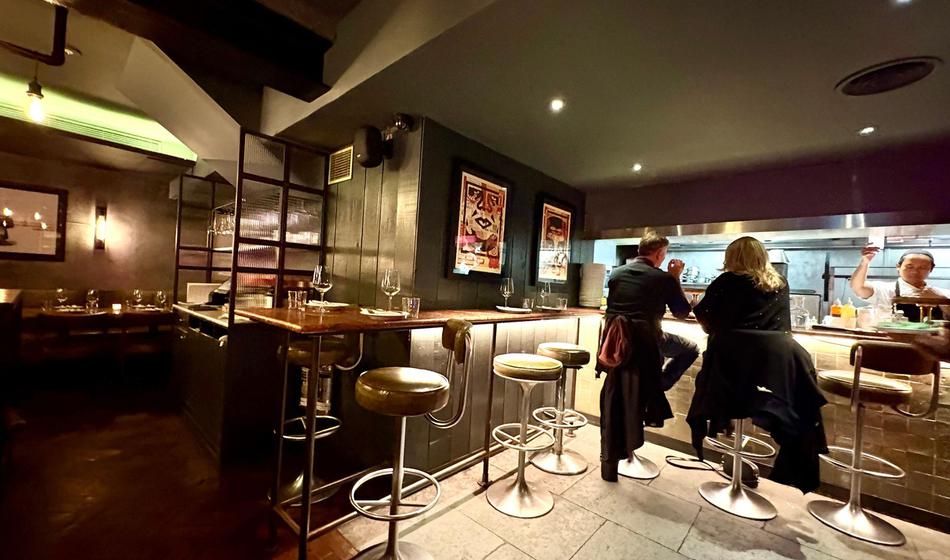 V lokalu naročil štiri pijače, kar je storil zatem, je odgnalo vse stranke