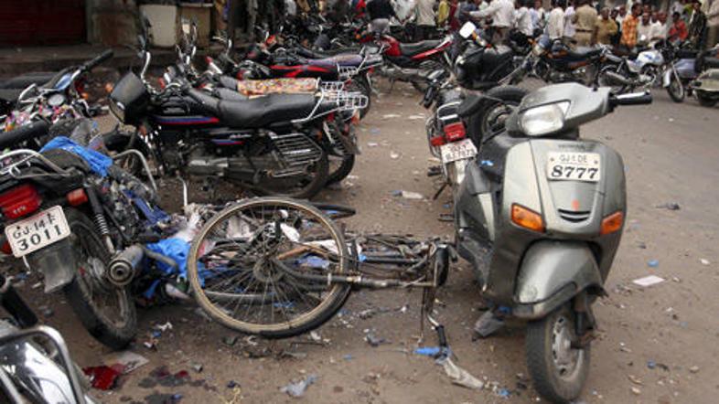 V manj kot eni uri je v mestu Ahmedabad eksplodiralo 17 bomb.