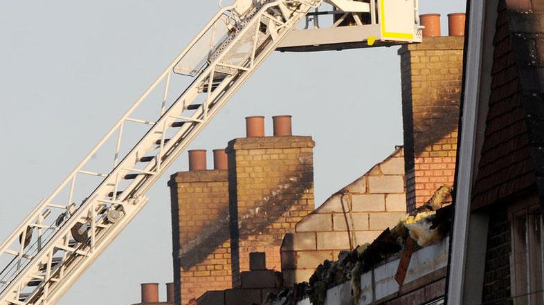 S požarom se bori več kot 180 gasilcev. (Foto: EPA)