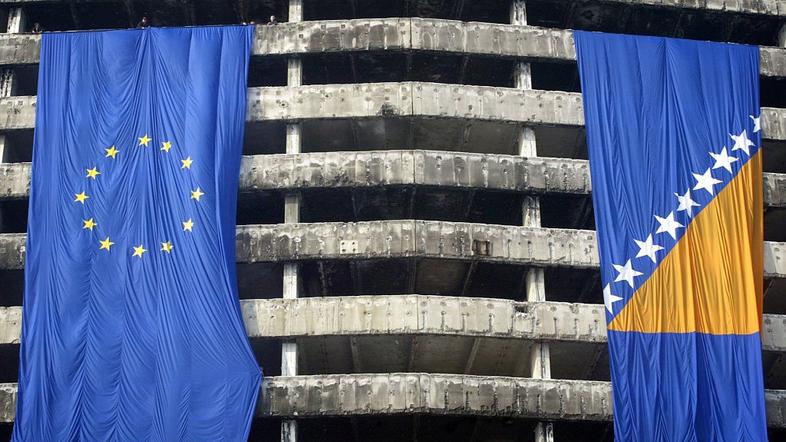 Zastavi EU in BiH na poškodovani vladni stavbi v Sarajevu leta 2005.