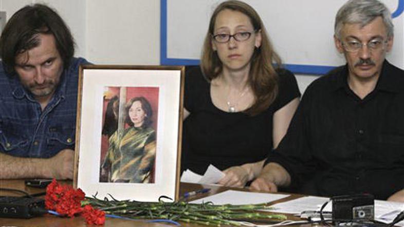 Aleksander Čerkasov in Oleg Orlov iz organizacije Memorial, med njima pa Allison