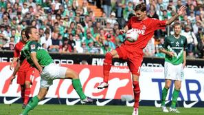 Milivoje Novaković (desno) v akciji proti Werderju. Köln še drugič nemočen. (Fot