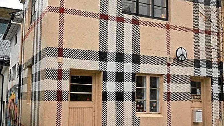 Hiša je prostor za zbiranje "srečnih ljudi". (Foto: Loyalkng.com)