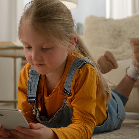 Otrok na telefonu