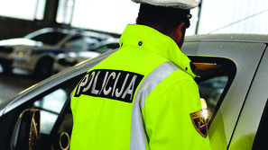 Konec tedna so v policijskih prostorih za pridržanje treznili voznika in kolesar