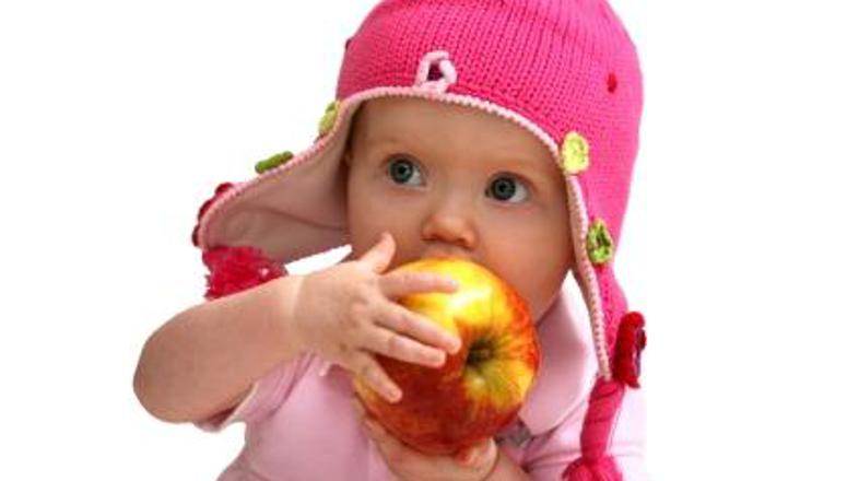 Jabolko olupite in narežite.