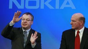 Stephen Elop (levo) je zavrnil namige, da bo Nokio prevzel Microsoft. Poleg njeg