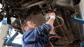 Servisi pri oblikovanju cen pozorno spremljajo konkurenco. Napravite podobno tud