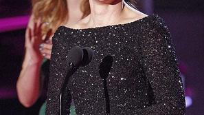 Dokumenti so dokončno urejeni. Sandra je novopečena ločenka, ki se je znebila za