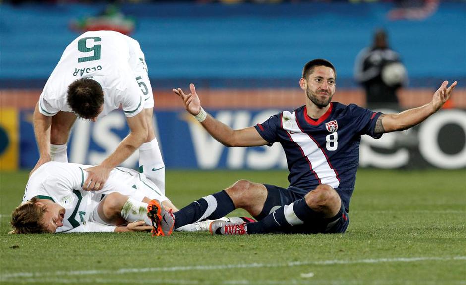 Clint Dempsey Nejc Pe%C4%8Dnik Pecnik Bostjan Cesar Bo%C5%A1tjan udarec | Avtor: EPA