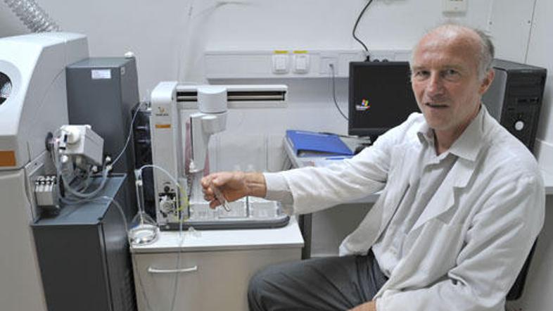 Andrej Planinšek ob sodobnem aparatu za simultano določanje prisotnosti kovin