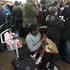 Mama s kosom pice hrani hčerko. Na bruseljskem letališču kaos zaradi obilnih sne