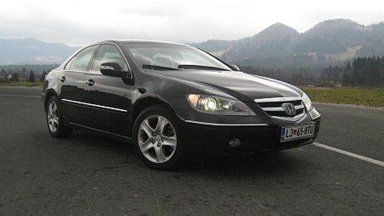 V primerjavi z bolj priznano konkurenco premium legend ne zaostaja prav v ničeme