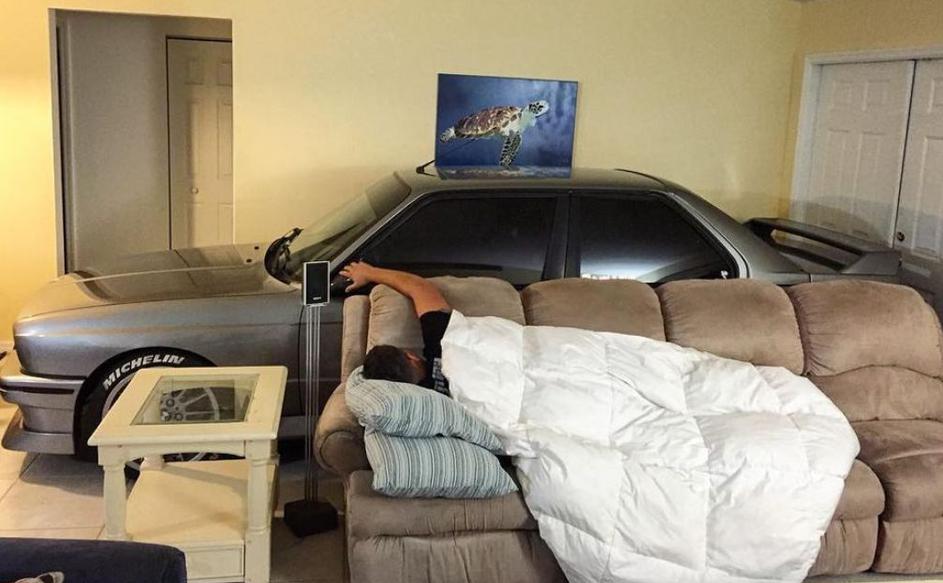 BMW M3 parkiral v hiši