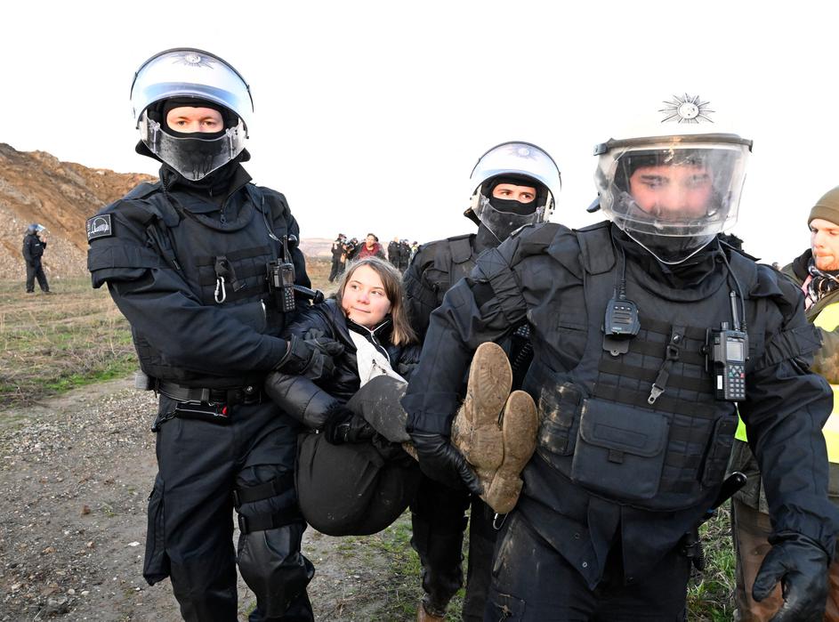 Policisti nesejo Greto Thunberg s protesta