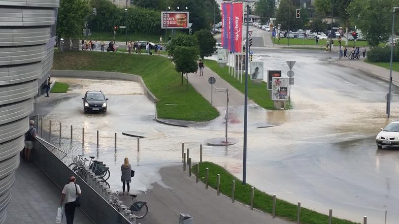 Počena cev na Šmartinski cesti