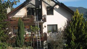 V požaru, ki je zajel stanovanjsko hišo v Brunški Gori, sta umrla mati in sin, h