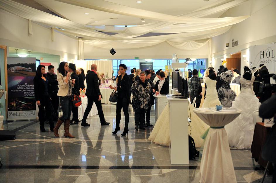 Modna revija poročnih oblek.