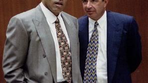 Robert Shapiro (desno) je leta 1995 pomagal O. J. Simpsonu (levo), ki je bil osu