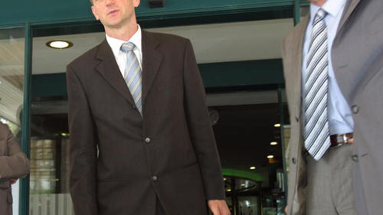 Ernest Gortan (ob strani mu stojita Bruno Korelič in Marko Jazbec) ne razkriva k