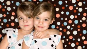 Pri enojajčnih dvojčkih so pogostejše deklice.