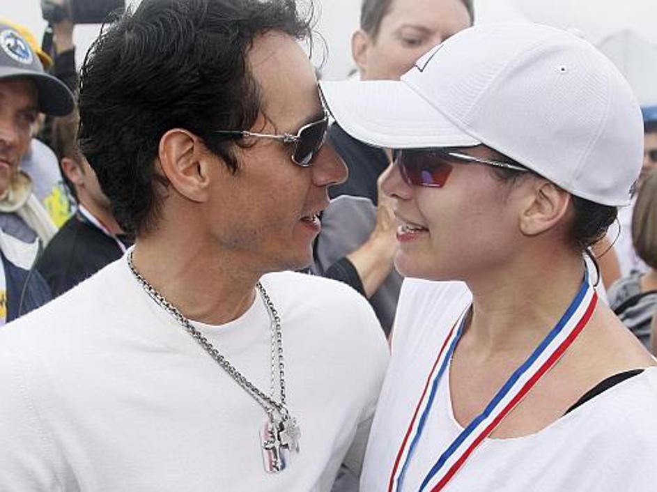 Marc je Jen delal družbo na triatlonu v Kaliforniji, zvečer pa dobil zabavo pres