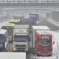 Na severu Anglije je zaradi sneženja nastal pravi prometni kaos. 