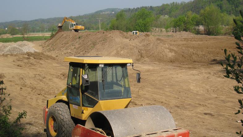 Rodovitno Arško polje se spreminja v kupe zemlje. (Foto: Nada Černič Cvetanovski