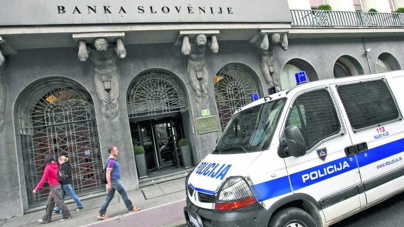 slovenija 20.09.2011 Banka Slovenije, poicijski kombi parkiran pred banko na slo