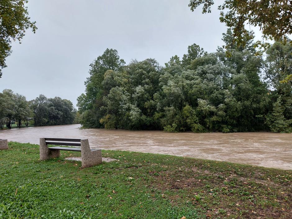 Reka Sora, Goričane, jez pri papirnici Goričane, visoka reka | Avtor: M. Ha.