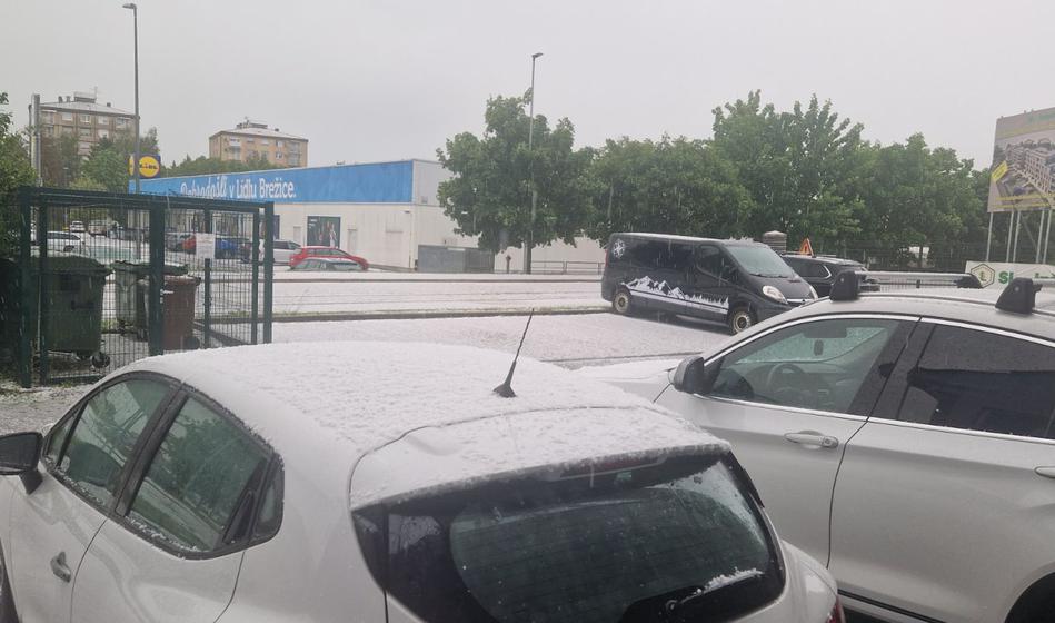 Toča uničuje avtomobile: največja napaka voznikov tik pred neurjem