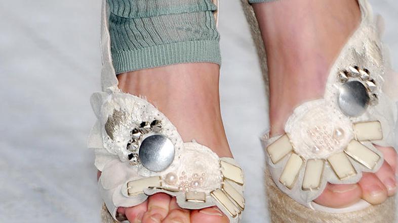 Zdravniki odsvetujejo pogosto nošenje čevljev s peto, višjo od treh centimetrov.