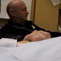 Mediji so objavili prve fotografije iz bolnišnice, kjer ob bolniški postelji sed