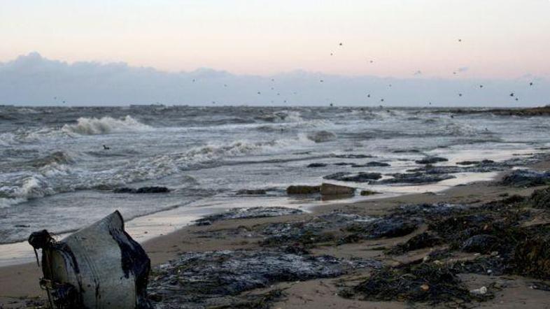 V podjetju British Petrolium, ki je lastnik potopljene naftne ploščadi, iščejo n