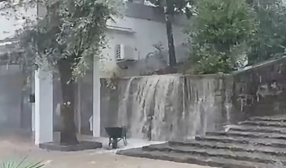 Huda ura na Obali: Voda zalila ceste