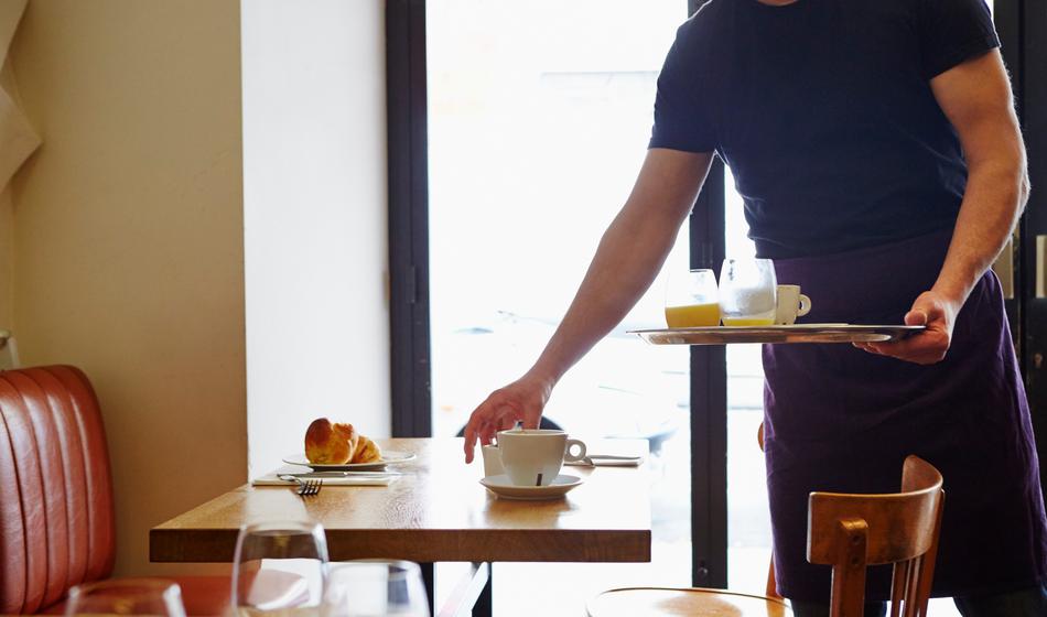 Šef natakarjem naročil, naj ne strežejo Romom