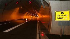 Zaradi odpadanja protipožarnega ometa je bil predor od odprtja 1. julija lani ve